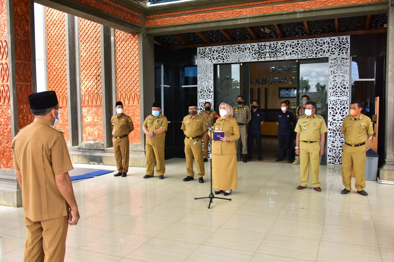 Bupati Salurkan Bantuan Beras untuk warga Komunitas Adat Terpencil