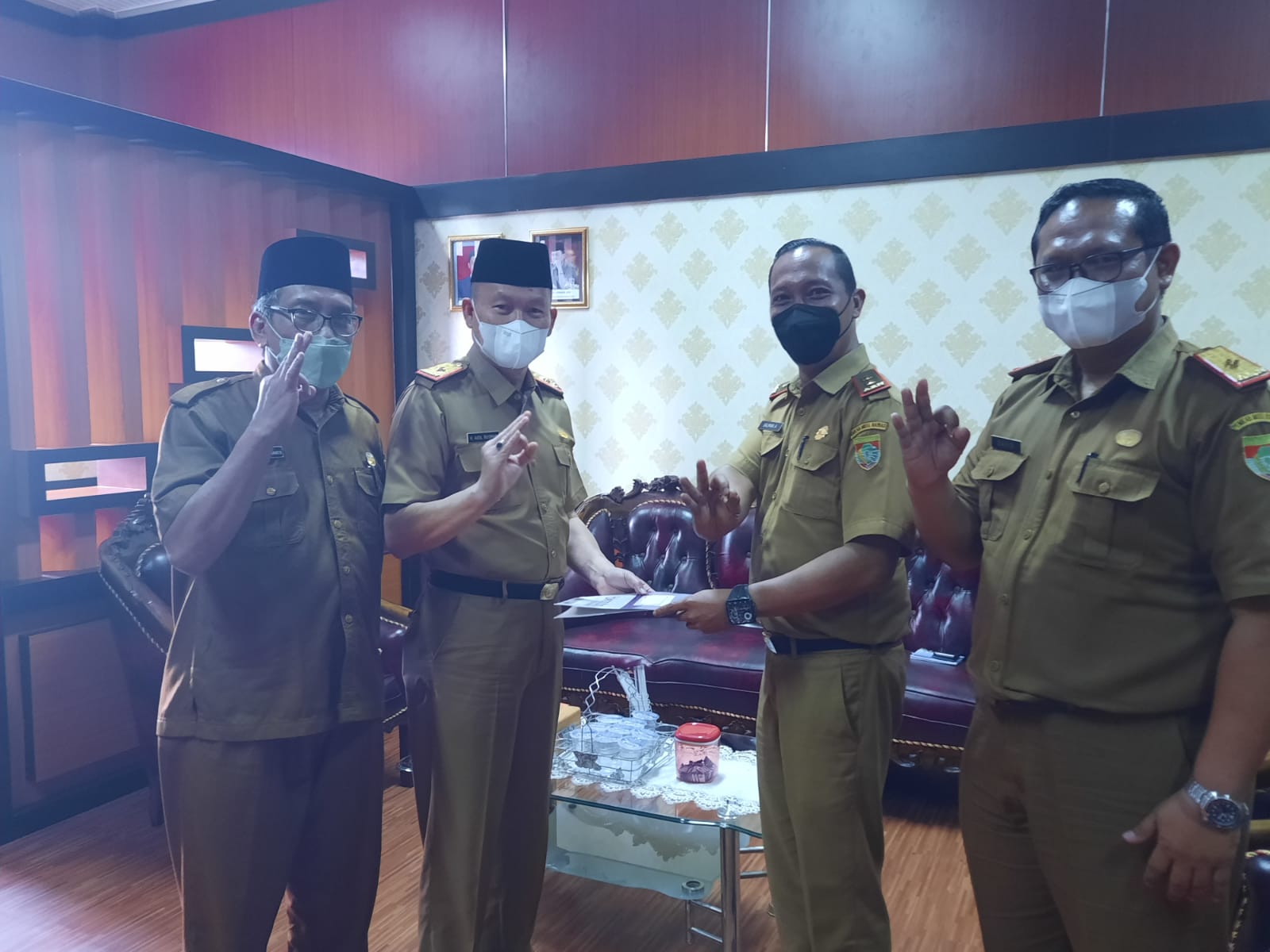 Asisten II Mura Serahkan SPPT Kepala Dinas Kominfo Kepada Sekdis Kominfo