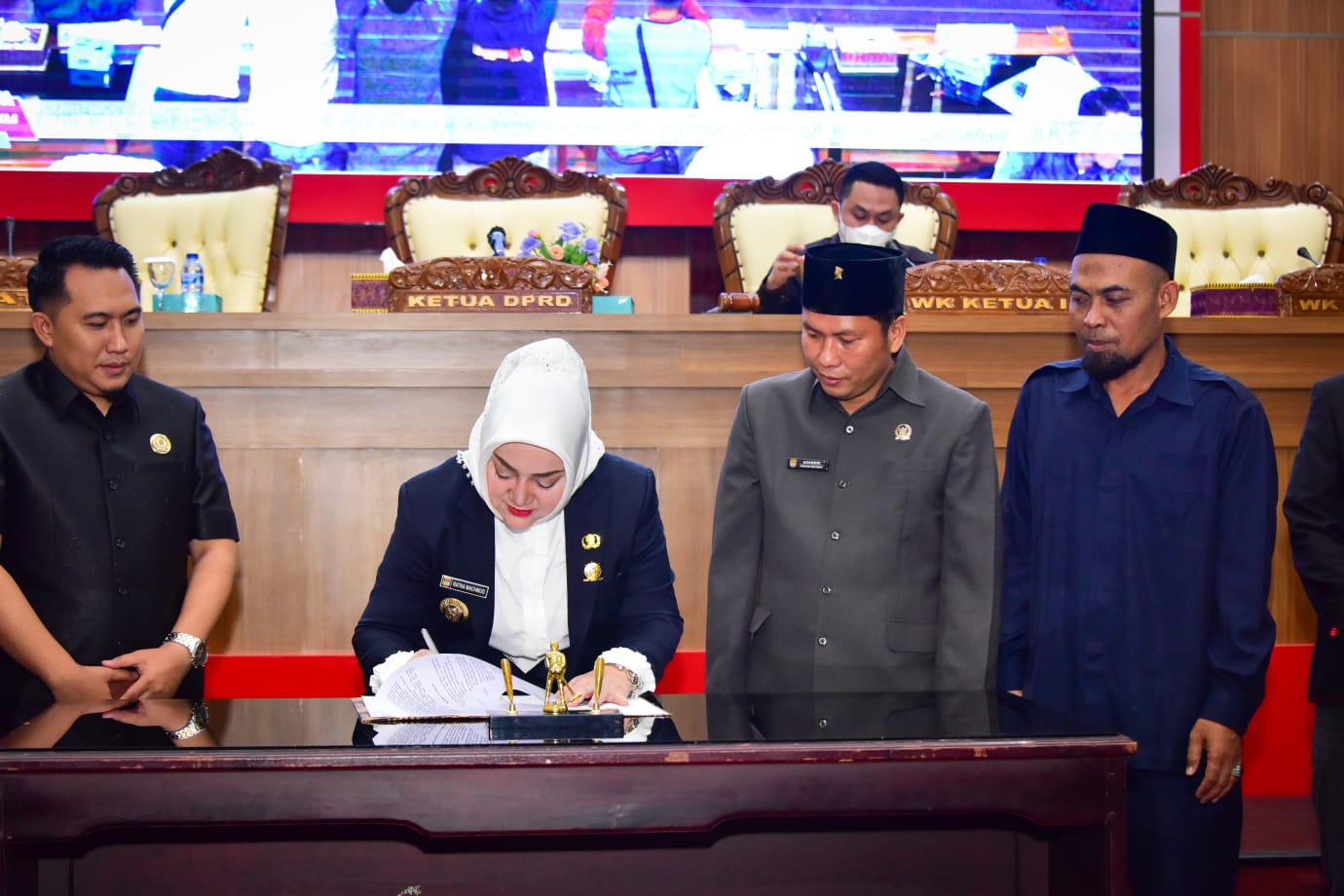 Rapat Paripurna DPRD Mura dalam rangka Mendengarkan Laporan Pansus-Pansus Dewan Terhadap dua raperda
