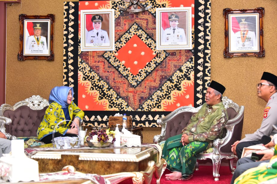 Silaturahmi Bupati Mura Hj Ratna Machmud bersama Wakil Ketua PB NU KH. Marzuqi Mustamar, M. Ag