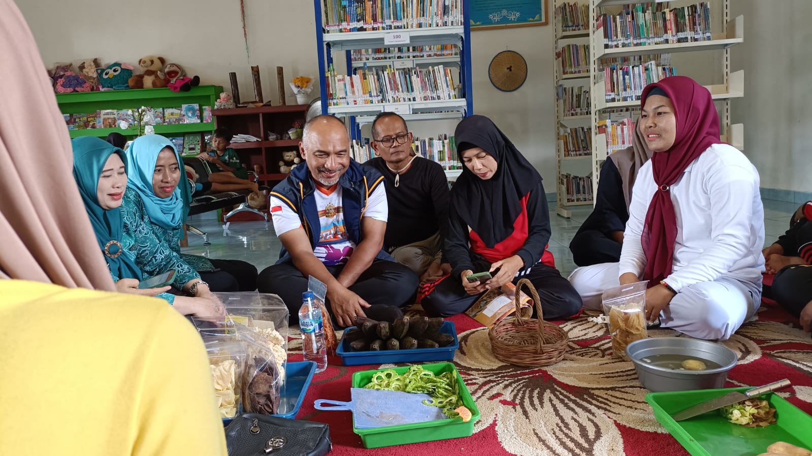 Ketua TP PKK Musi Rawas meninjau perpustakaan dan mengunjungi kader PKK Desa Marga Sakti Kecamatan M