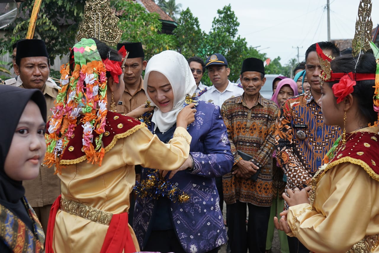 Penyerahan bantuan ambulans untuk Desa Gunung Kembang Baru dan Desa Kembang Tanjung