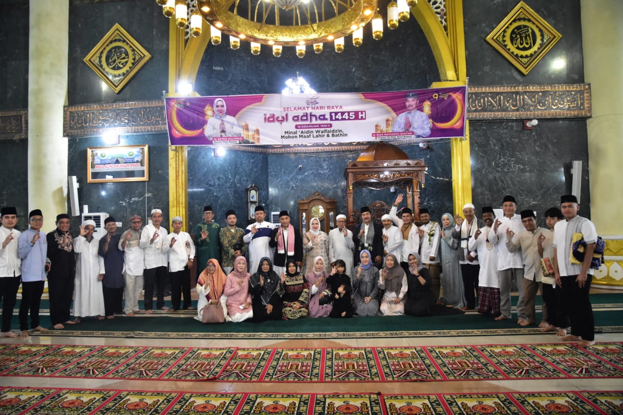Bupati Musi Rawas dan Ketua TP PKK Musi Rawas melaksanakan Sholat Idul Adha Tahun 1445H