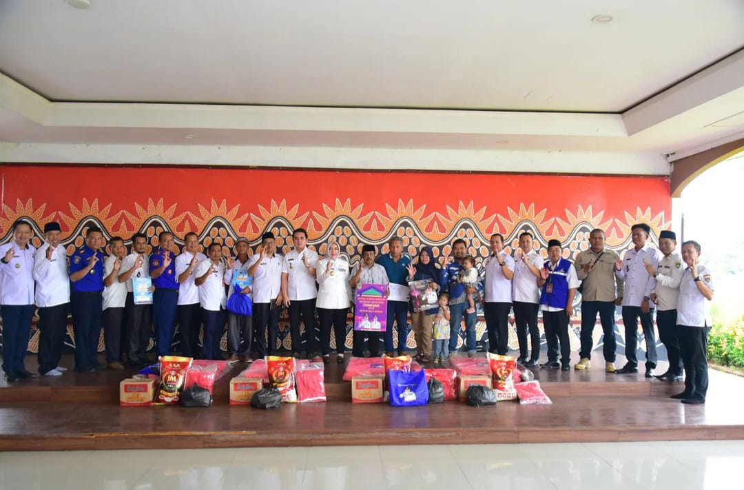 Prihatin Korban Kebakaran, Bupati Hj Ratna Machmud Sampaikan Bantuan