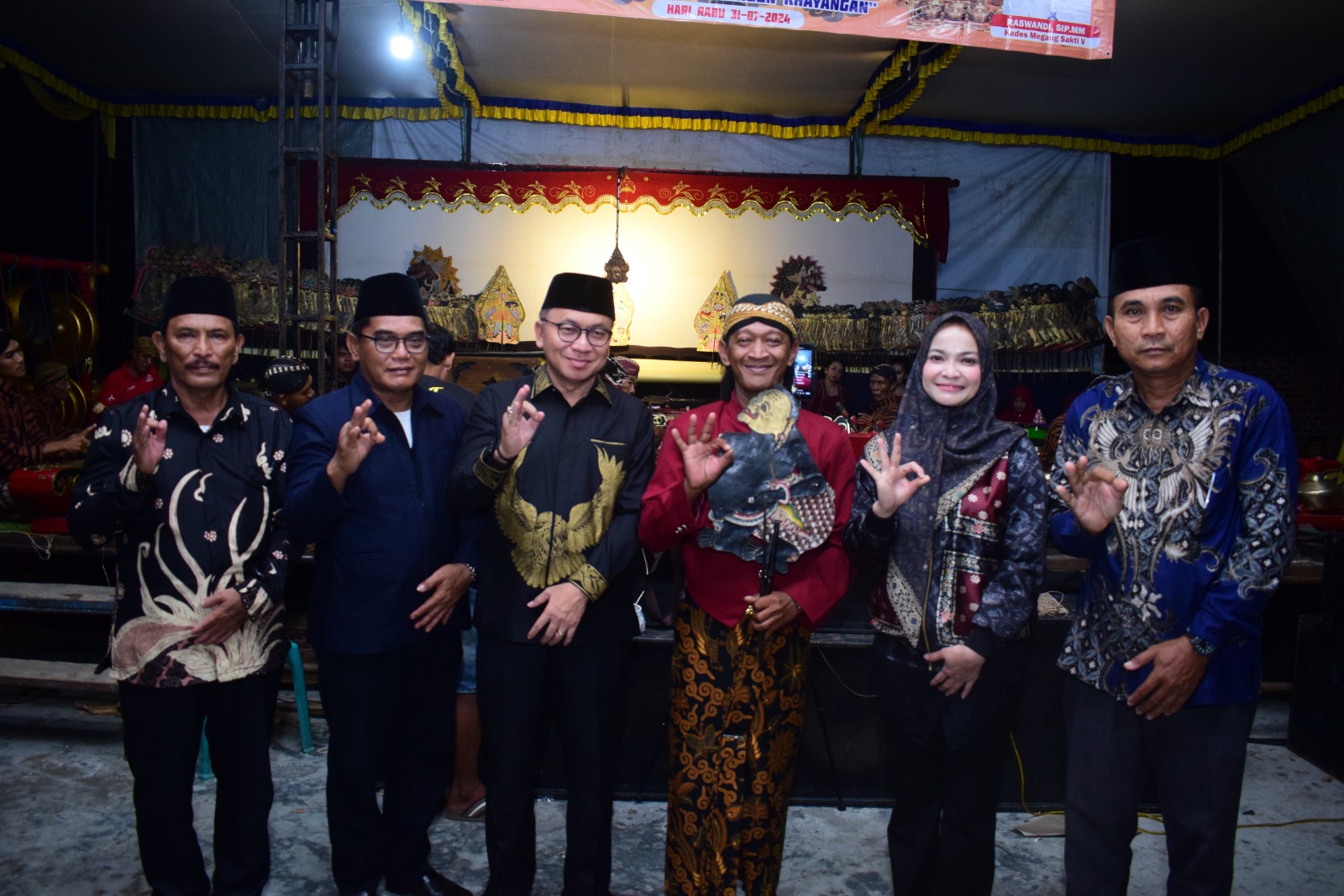 Plt Asisten II Hadiri dan Apresiasi Acara Sedekah Bumi Pergelaran Wayang Kulit